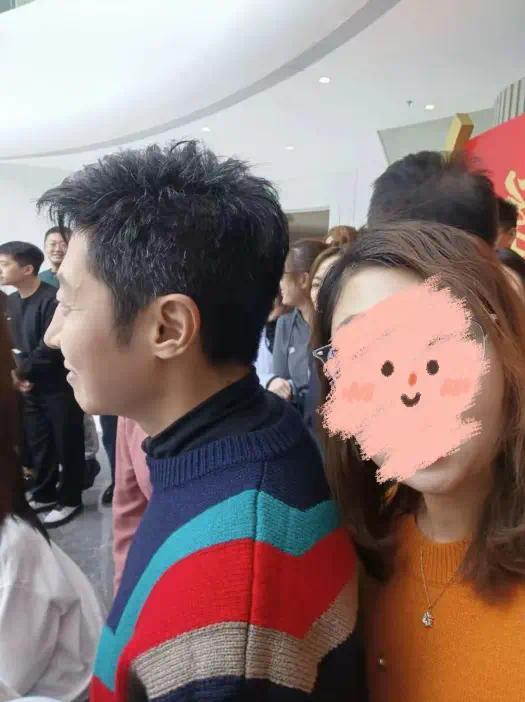 撒贝宁夫妇海洋王国被偶遇带娃打水仗家庭氛围好
