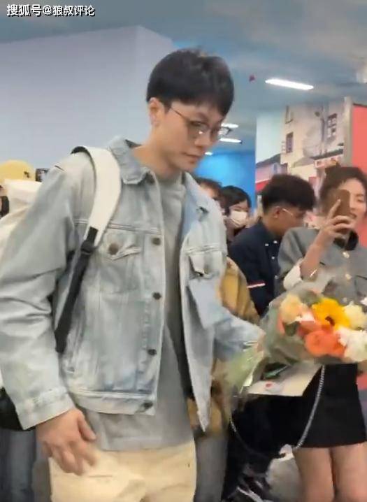 胡明轩赵睿抵达厦门，大批粉丝接机变社死现场