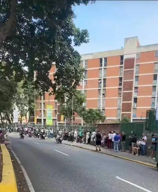 美国突袭后委内瑞拉情况如何 空荡街头与恐慌采购