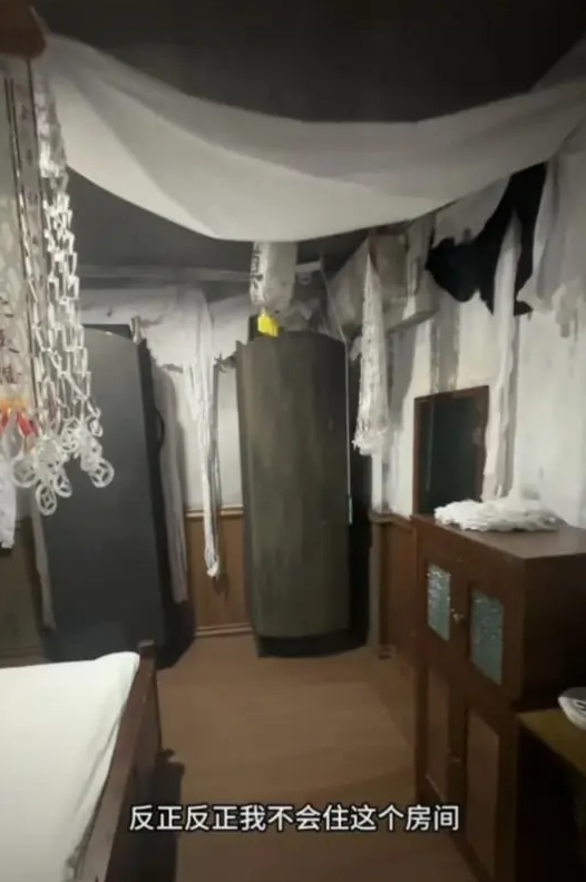 重庆阴间主题酒店房间放棺材 官方回应：有正常房间
