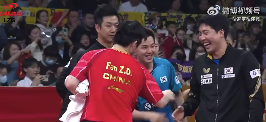中韩体坛罕见融洽一幕!韩国队变国乒“粉丝”