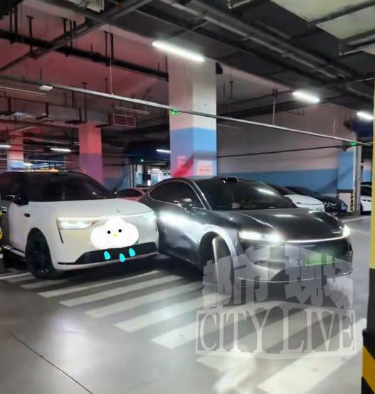 两辆华为鸿蒙智行车遥控泊车相撞