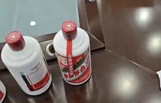 服务员用假茅台调包顾客真茅台