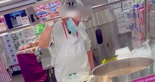 顾客超市拍下不卫生一幕：厨师用汤勺尝味道后又放回