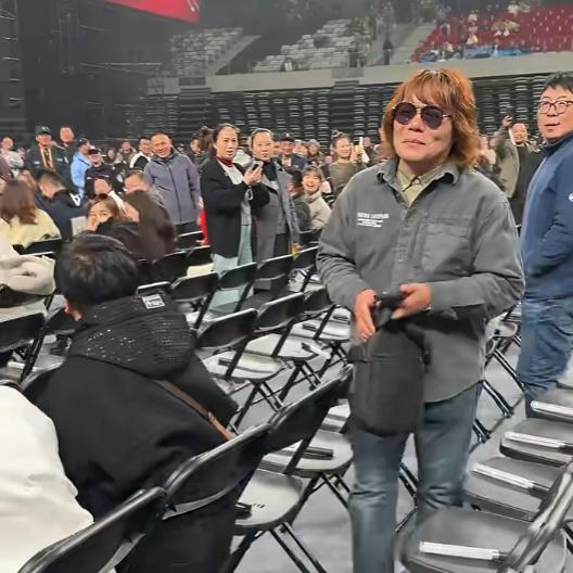 新疆“假伍佰”走紅 模仿者引發(fā)熱議