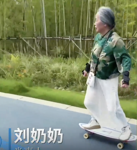 68岁母亲跟着女儿学滑板3年 心情开朗喜交友