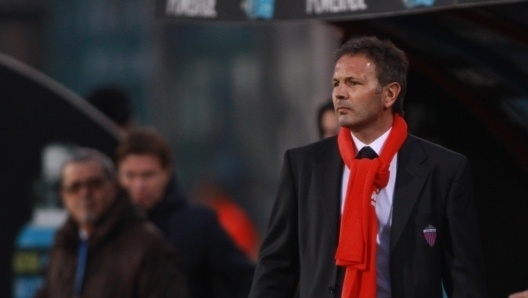 顶级联赛出场超过130次,意甲铁卫返乡后成餐厅服务员 足球译站 从辉煌到平凡的转变