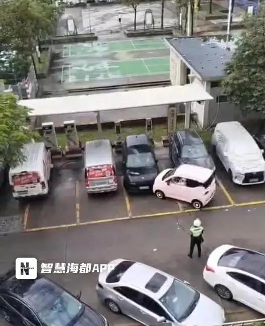 充电位被占用 司机持灭火器连砸多车 情绪失控后果严重