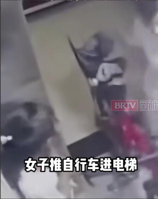 女孩摸自行车把手遭掌掴 家属发声 正常人干不出这事