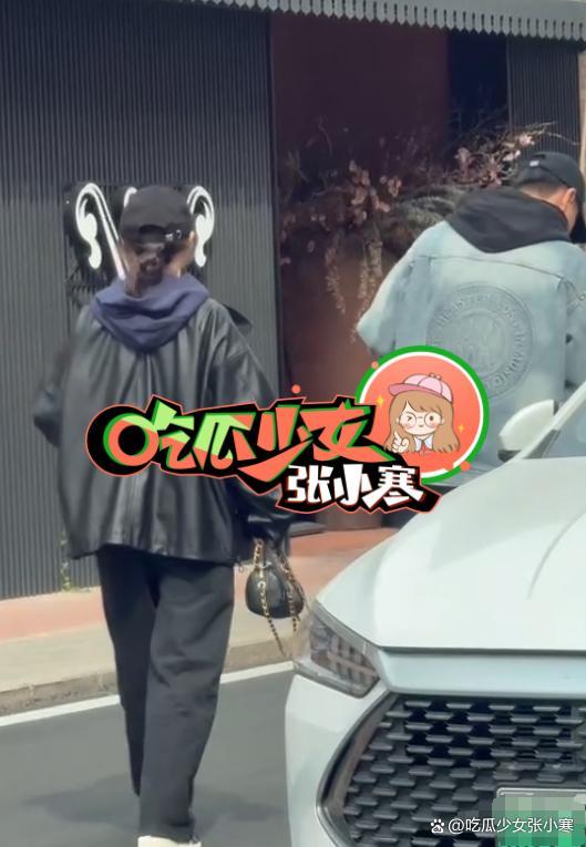 张佳宁和男友高至霆遛狗散步，《刑警的日子》中演少女毫无违和感