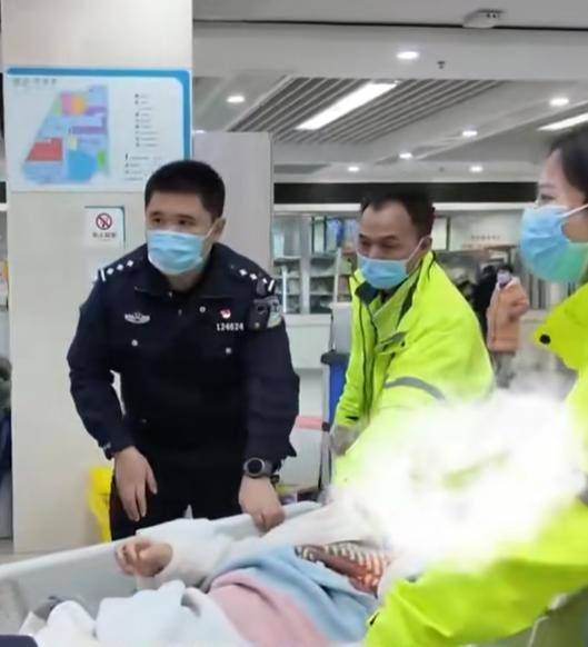 暖心！女警脱下制服遮挡车内产子的孕妇