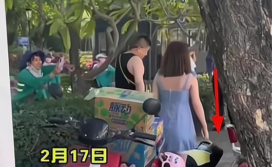 游客疑被外卖小哥碰瓷 游客怒怼回击 