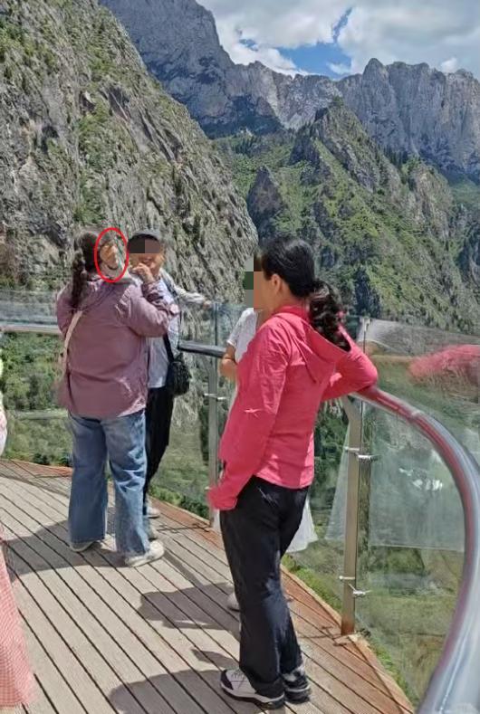 两拨游客在观景台拍照起争执