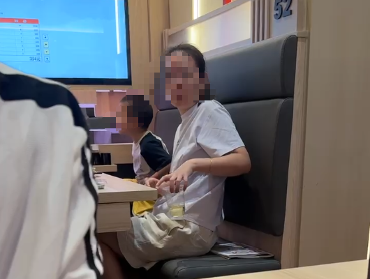 寿司郎门店回应儿童在店内小便