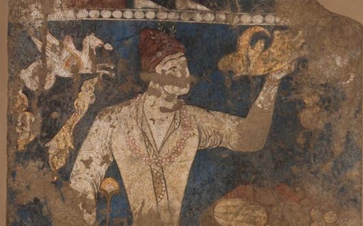 捧着来通杯的宴会者。公元8世纪上半叶。出自塔吉克斯坦彭吉肯特第十四号遗址的壁画。