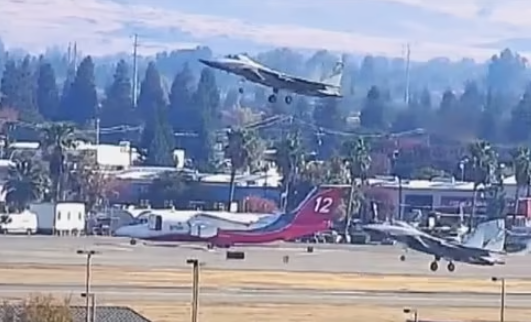 美国F-15C战机飞行中突然漏油 飞行员紧急求助