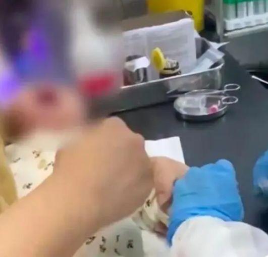 亲友轮番亲宝宝致其高烧近40度  妈妈：老人不听劝