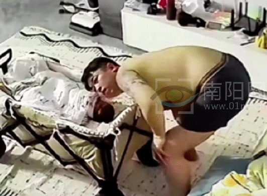 爸爸帶娃睡覺(jué)發(fā)現(xiàn)寶寶沒(méi)動(dòng)靜很慌張