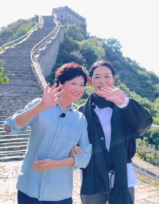 倪萍曾搂着敬一丹说咱俩长得像 金话筒姐妹情深