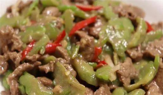 牛肉炒硬像柴火？学会这招腌制法，嫩得筷子停不下来！