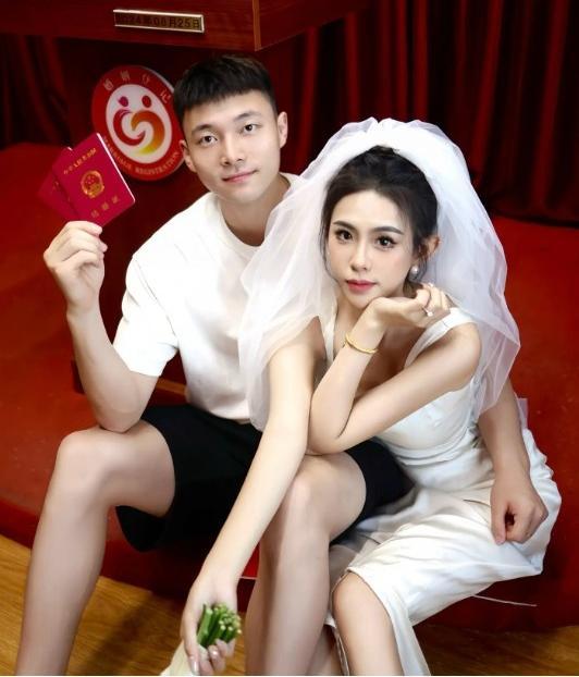 恭喜！辽篮27岁3冠成员鄢手骐领证结婚 晒合影手持结婚证太甜蜜