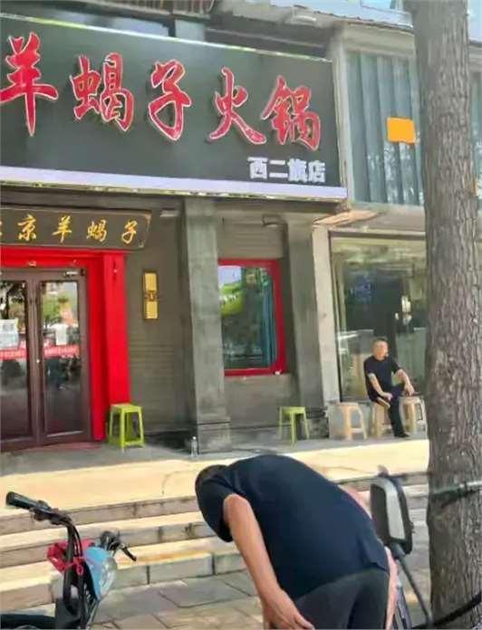 店主救人牺牲北京一火锅店变网红餐厅 民众排队致敬英雄