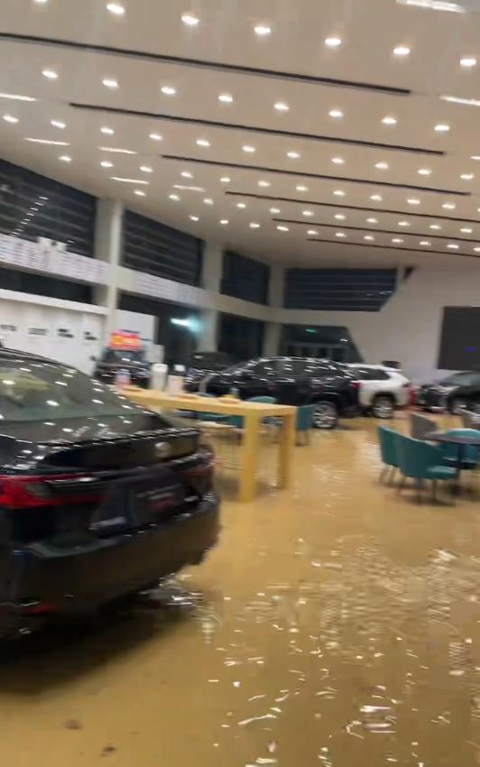 肇庆暴雨城区被淹水流湍急 当地回应：洪水已退，工作人员正在清淤