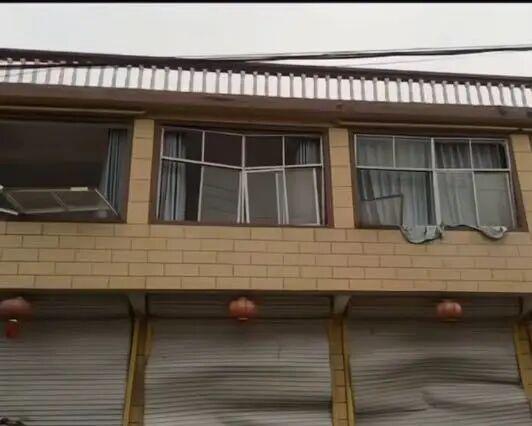 安徽亳州发生爆炸事故 废弃小学附近腾起蘑菇云状烟雾