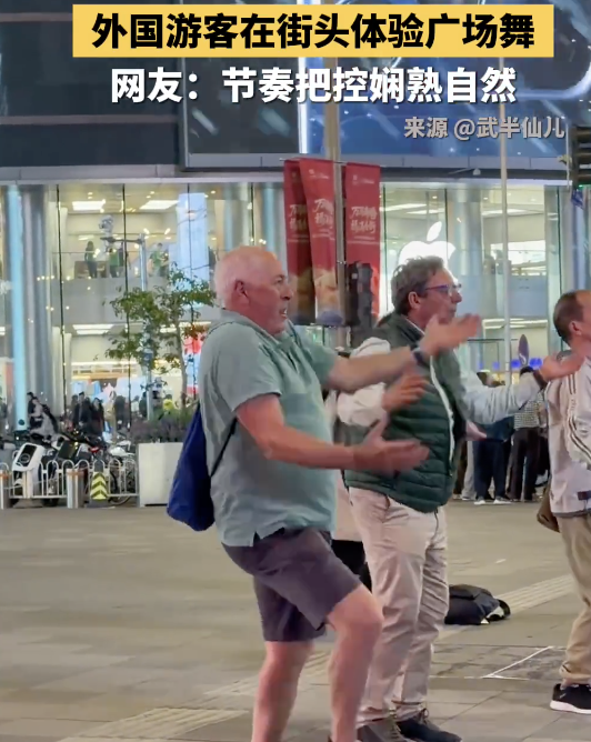 老外北京街头体验广场舞 文化融合的温暖瞬间