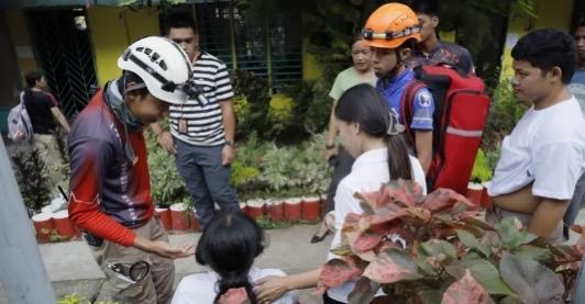 菲律宾地震已造成15人死亡,海啸最高1.4米!亲历者:想躲桌子下却被晃了出来