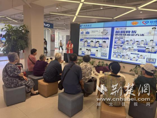 武汉电信“爱心翼站”暖心服务市民，织就城市温暖守护网