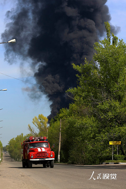 攻击导致基地内四个单位容量为5000吨的储油罐发生火灾，救援人员已前往现场。当地部门表示，攻击导致1人死亡，2人受伤。