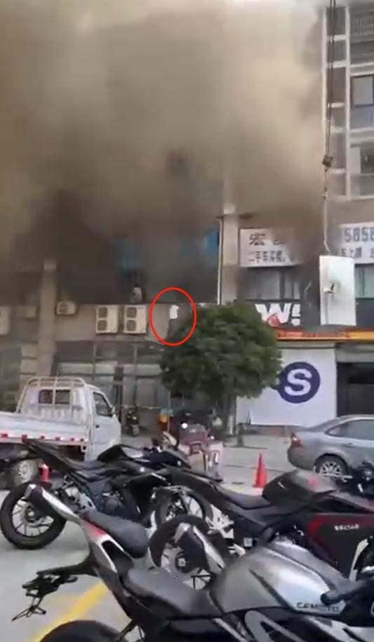 杭州一市场起火浓烟漫天 有人跳窗逃生！