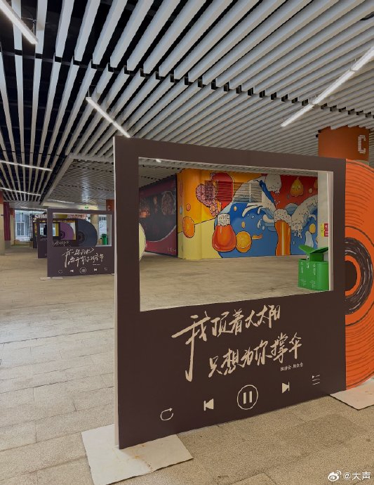 周杰伦杭州演唱会 歌迷场外凝听互动