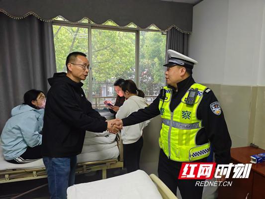 游客突发身体不适 警民联手紧急救援 警车护送就医