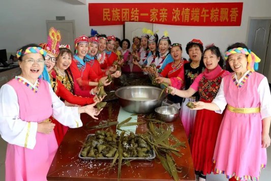 从“比邻而居”到“守望相助”山东荣成“凤凰·榴心”绘就民族团结新画卷