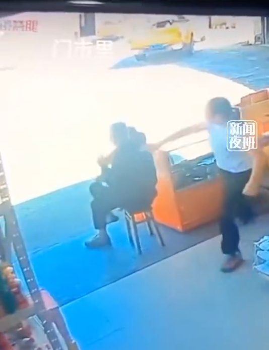 搅拌车侧翻三人紧急逃离