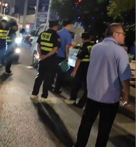 城管回應(yīng)10多名執(zhí)法者圍住一攤販