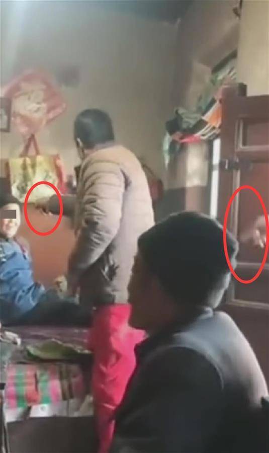 甘肃一对子女打骂八旬母亲吐口水摔东西 官方介入