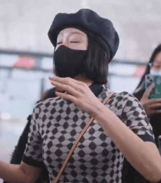 秦岚又在机场劝架了！粉丝和代拍发生冲突，网友却质疑是演戏