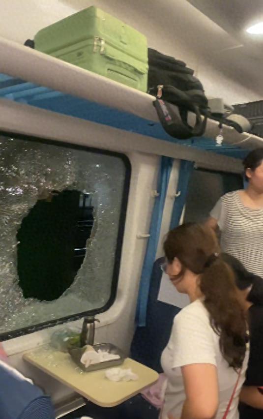 列車停運悶熱難耐 乘客砸窗該不該
