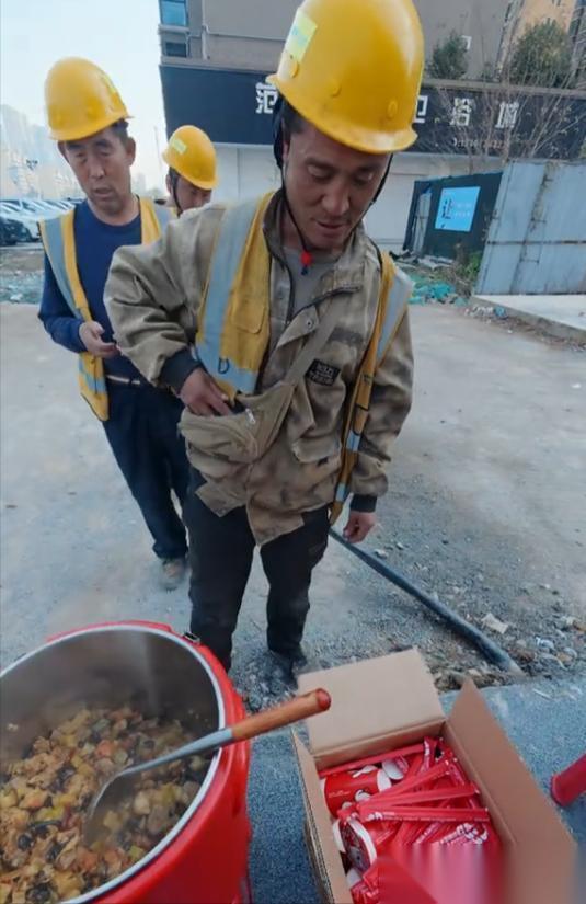 女子倒掉小伙卤肉称这是我的工地 摊贩冲突引发关注