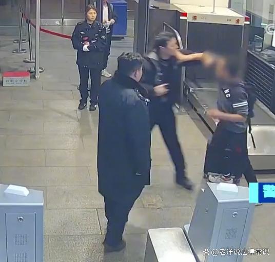 男子车站吸烟并袭击劝阻民警被刑拘，醉酒状态下犯罪是否可以减轻或免除法律责任？