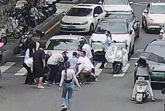 小孩被壓車底49秒沖出29人抬車 警民合力救援