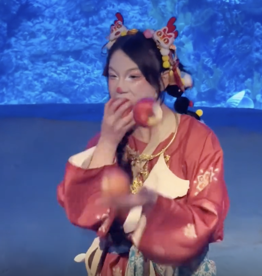 00后女生海洋馆抛苹果边抛边啃