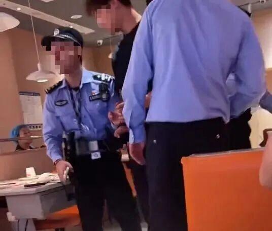 警方回应小伙与女友吃饭被铐走 误会解除民警致歉
