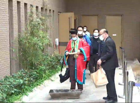 吴孟达出殡5儿女现身显憔悴 90多岁母亲未露面