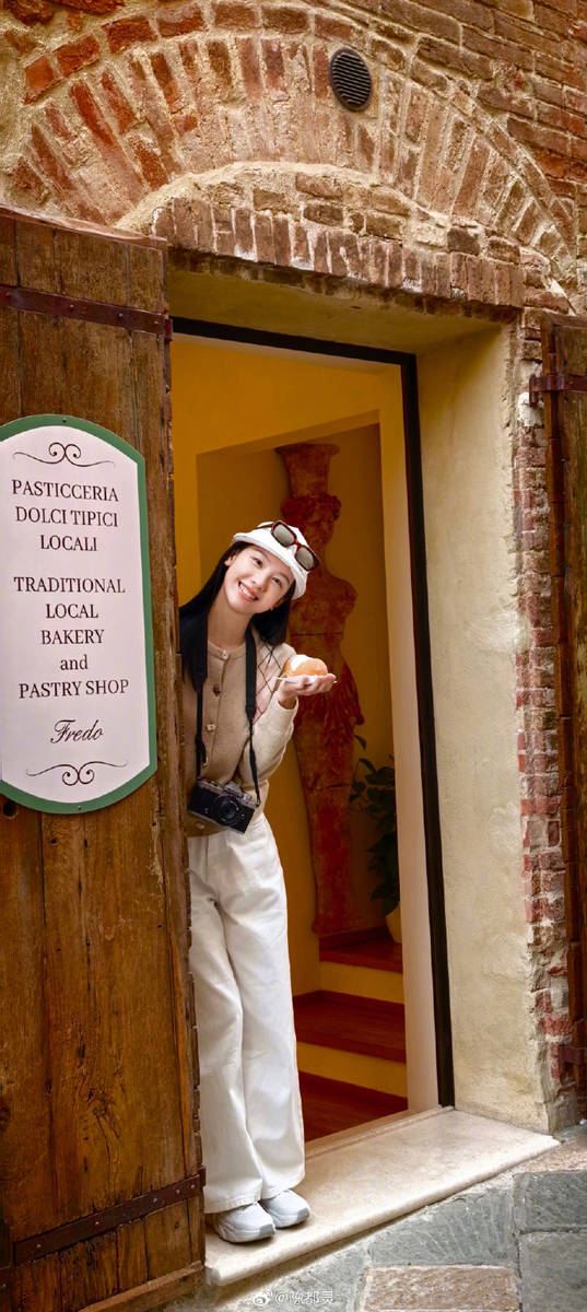 陈都灵戴白色帽子轻盈美丽 单手比耶侧颜精致