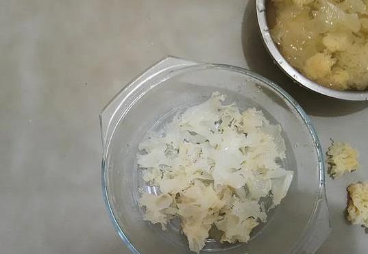 银耳别再炖甜汤，凉拌新吃法，清爽开胃吃到停不下来