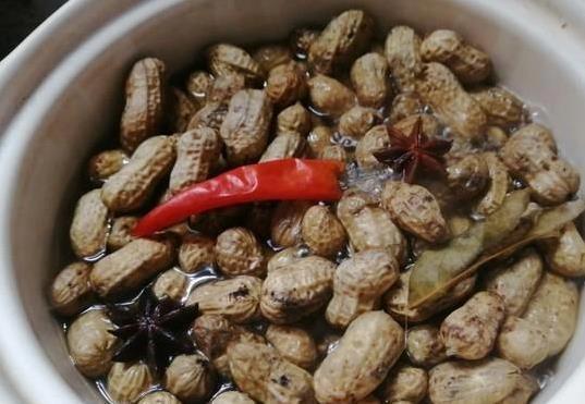 花生别直接煮！学会这招，香脆入味全家抢着吃